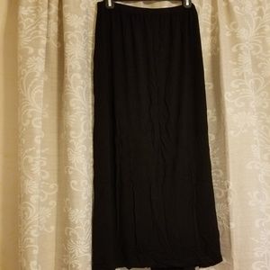Long black bouncy skirt